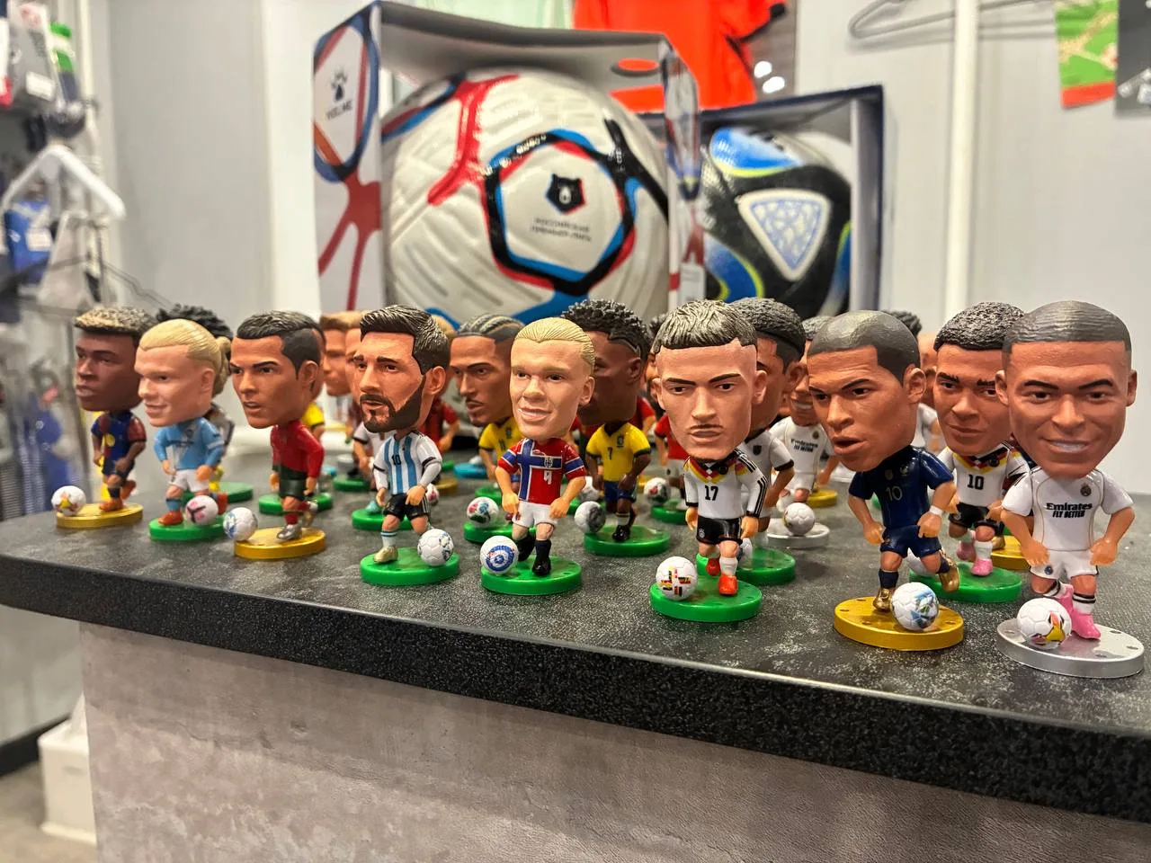Кстати, у нас появились новые фигурки футбольных звёзд! ⚽🔥