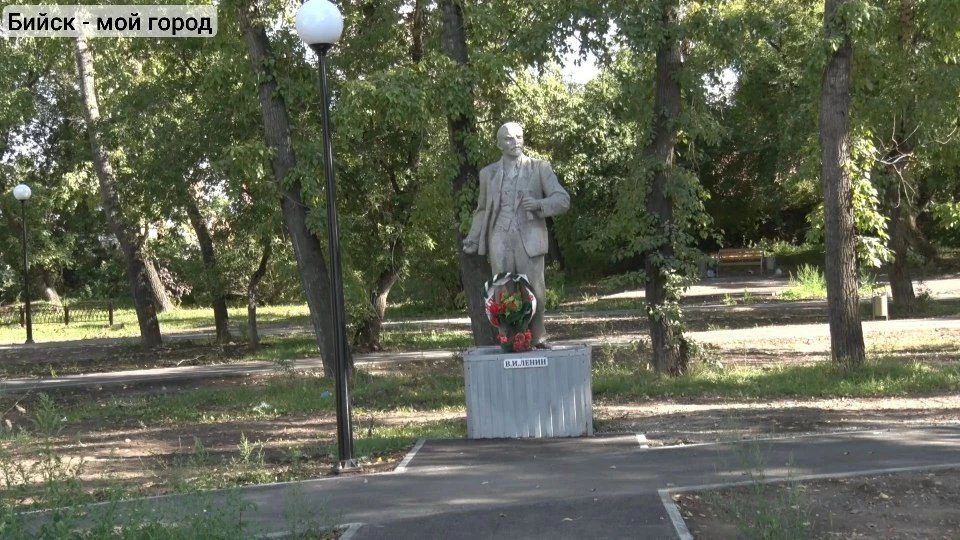 О сквере при обелиске на месте расстрела подпольной организации Петра Мерлина в Бийске