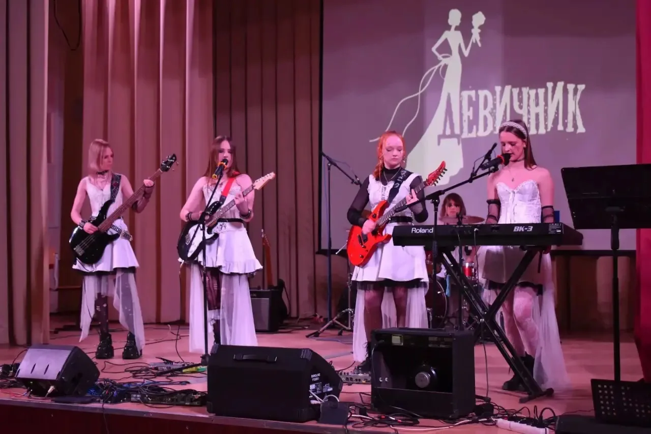 Группа "Девичник" студии "Феникс" центра детского творчества "Креатив" (руководитель Вадим Савицкий)