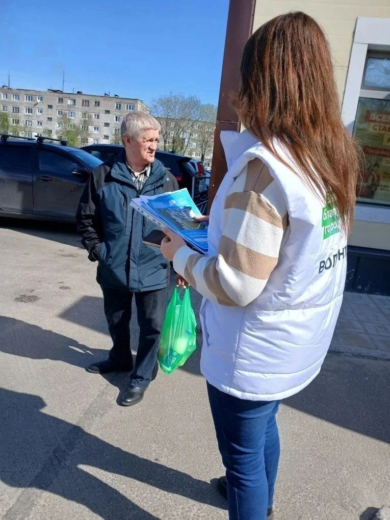 В пгт Сафоново волонтеры помогли жителям проголосовать за объекты благоустройства, которые участвуют