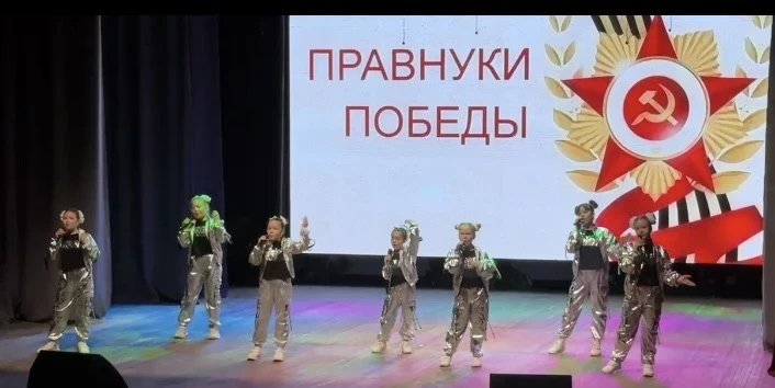 Хореографический коллектив «Не подарочки» и вокальный ансамбль «Весёлые нотки» под руко...