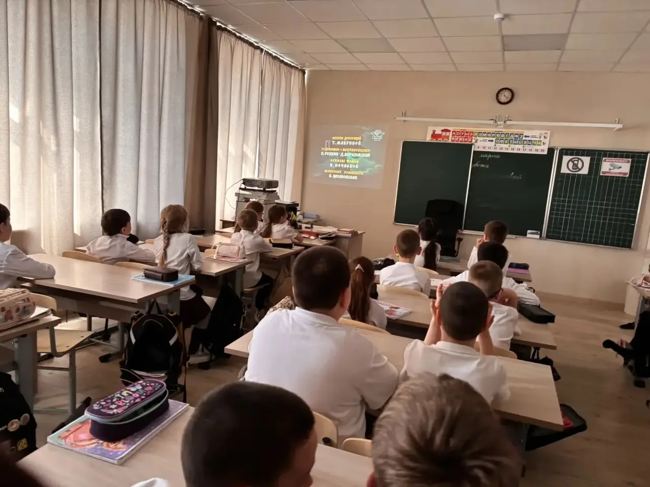 🌟 В нашей начальной школе прошёл просмотр мультфильмов из «Золотой коллекции»! 🌟  Ученики с большим 