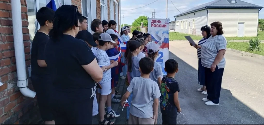 Мы — Россия, и мы — вместе! 💙❤️🤍

Вчера в лагере прошёл настоящий патриотический праздник. Дети за