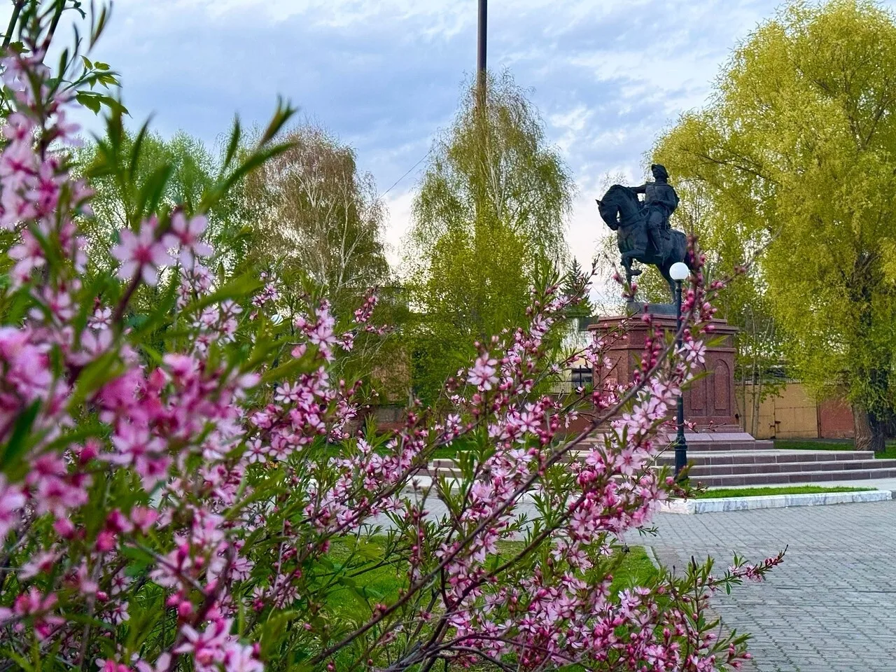 🍀В Бийске есть уютный парк в самом сердце города, на месте бывшей Базарной площади. Назван этот парк