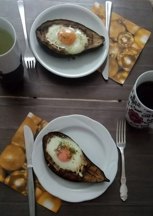Запеченные баклажаны с яйцом на завтрак