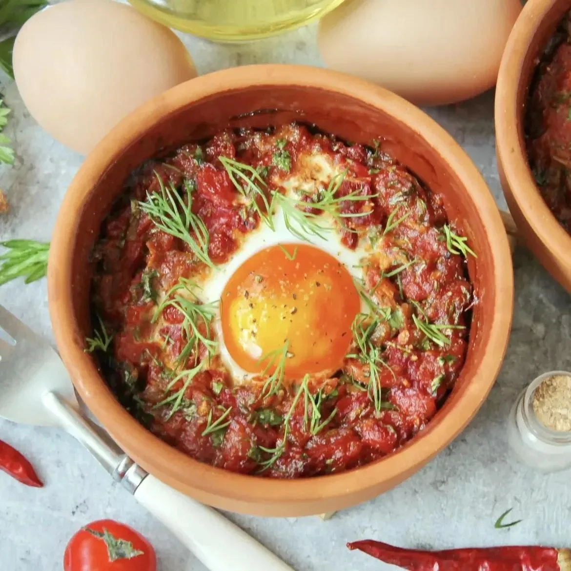 Алжирская Чакчука — яйца в рагу из перцев и помидоров 🍳🌶️🇩🇿

Похожа на шакшуку, но другой характ