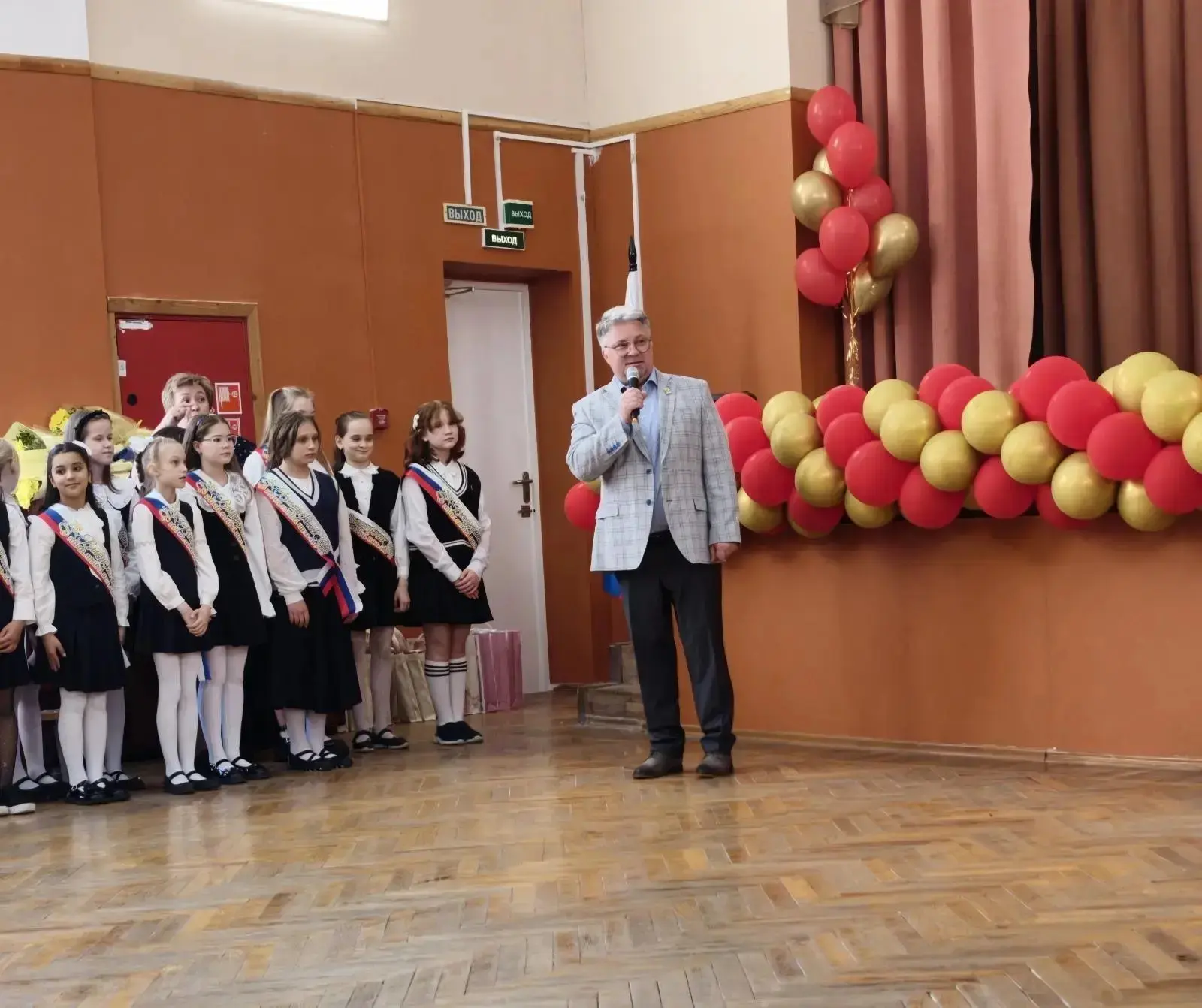 Первые шаги сделаны, первые победы одержаны, а впереди —  жизнь. В школе № 2 произошло трогательное 