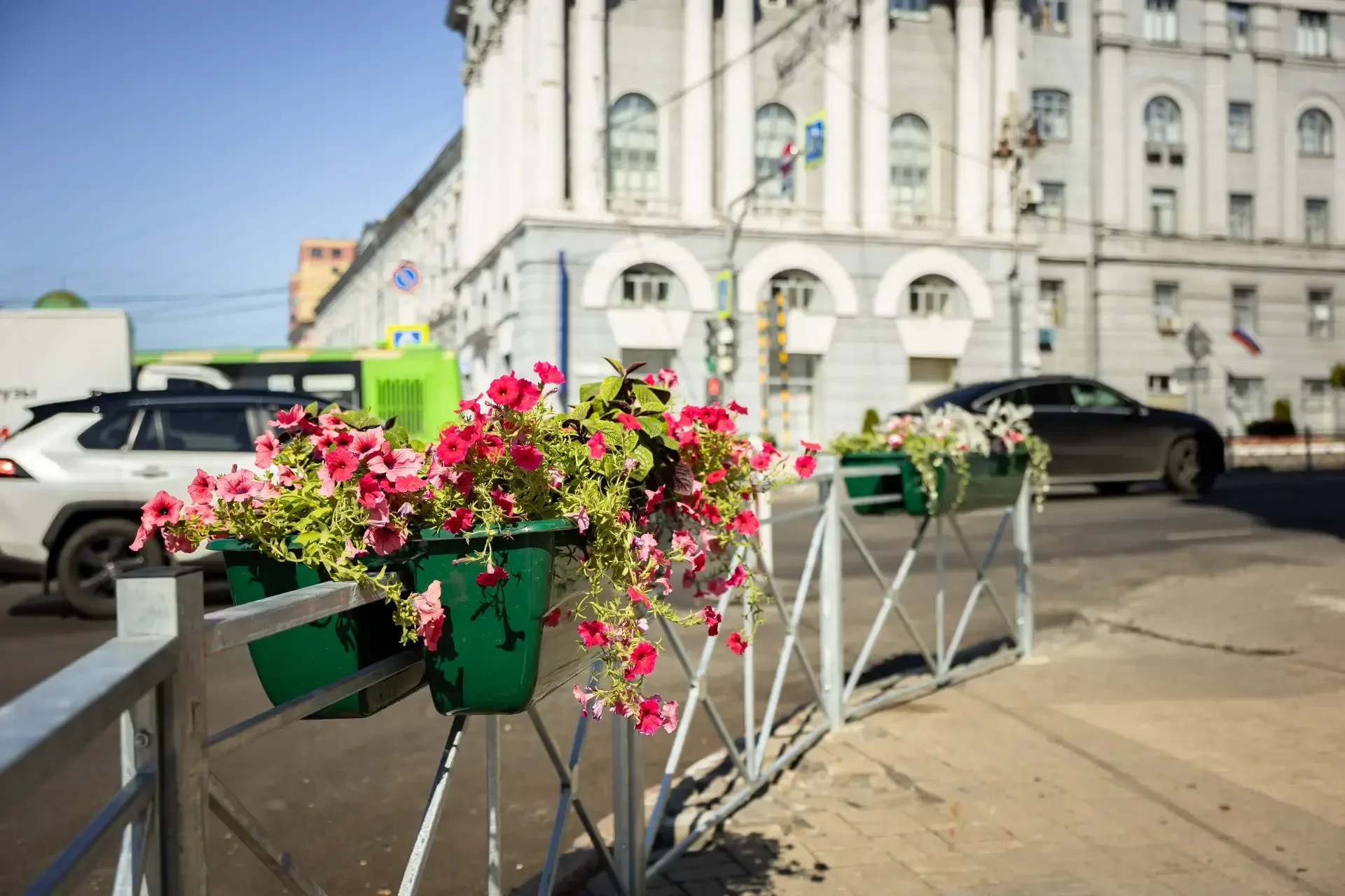 🌺 В Курске дорожные ограждения на улице Ленина украшают термочашами с цветами

Как рассказали в гор