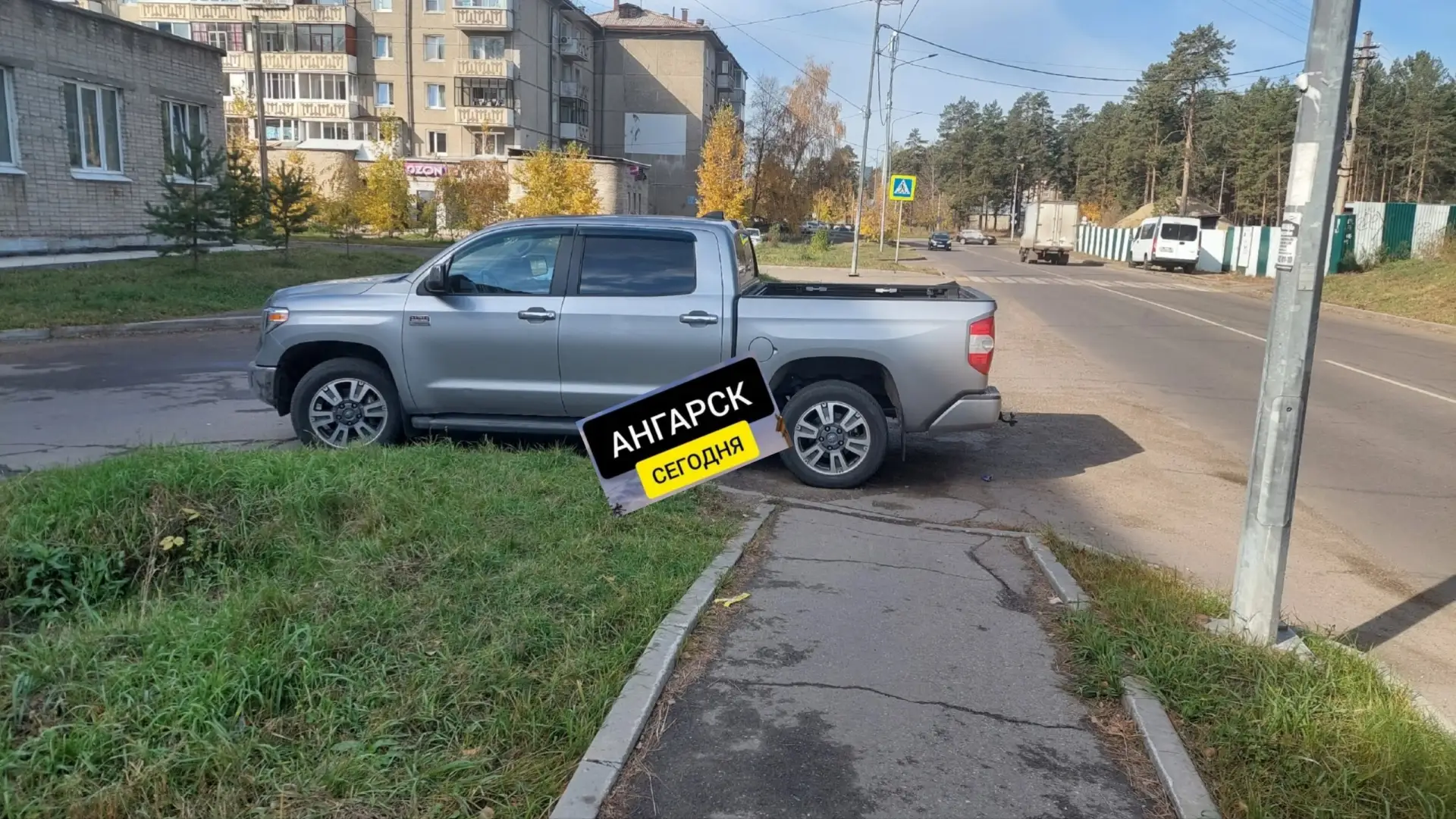 Вот так захочешь погулять с коляской по аллее, а тут это встало. Справа на дорогу, слев...