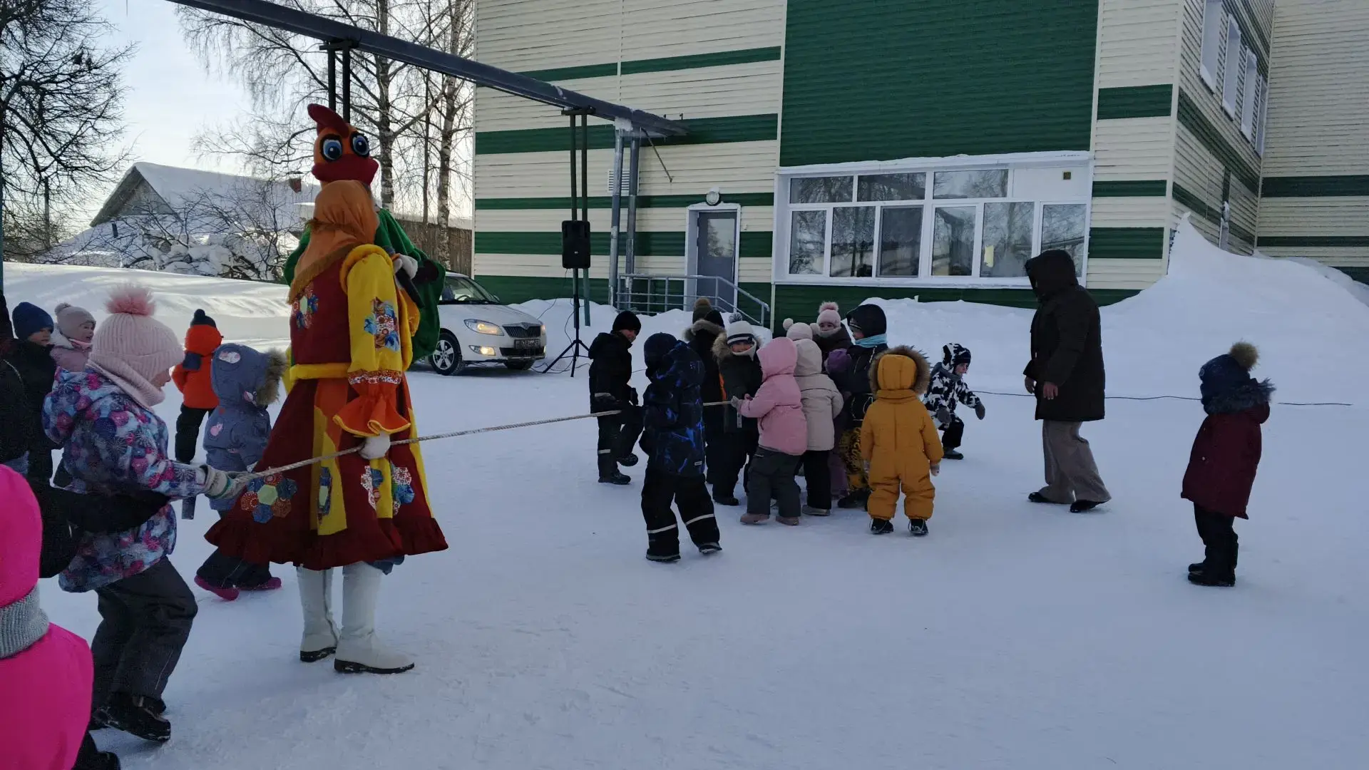 Масленичный маскарад в детском саду: Кот, Петух и Забава поздравили ребят с праздником

Сегодня в на
