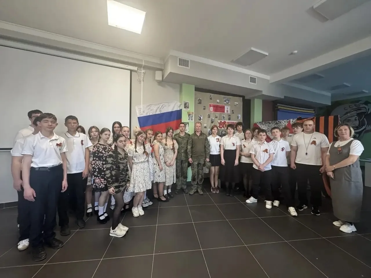 Равнение на Героев: в нашей школе прошел Урок мужества 🇷🇺  У восьмиклассников была не просто встреча
