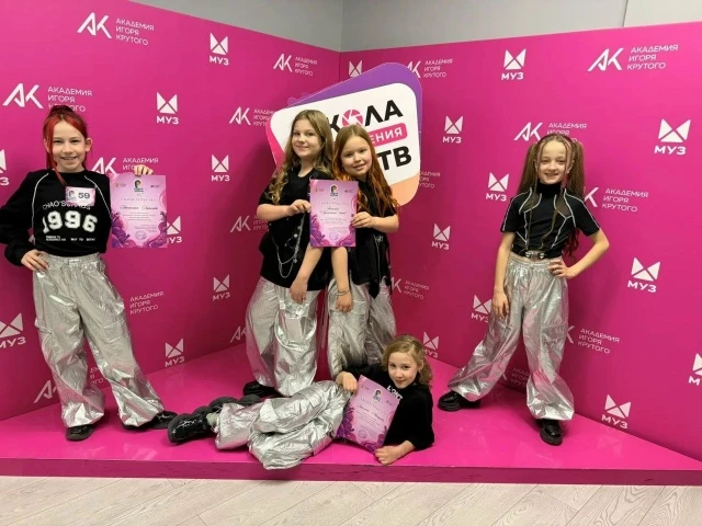 🎤 На пути к большой сцене! ✨  В апреле ученица 3 «И» класса нашей школы Эвелина Р. приняла участие в