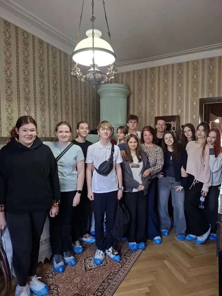 🏛️ 10 А побывал в музее‑квартире семьи Аллилуевых!  На экскурсии ребята ознакомились с исторической 