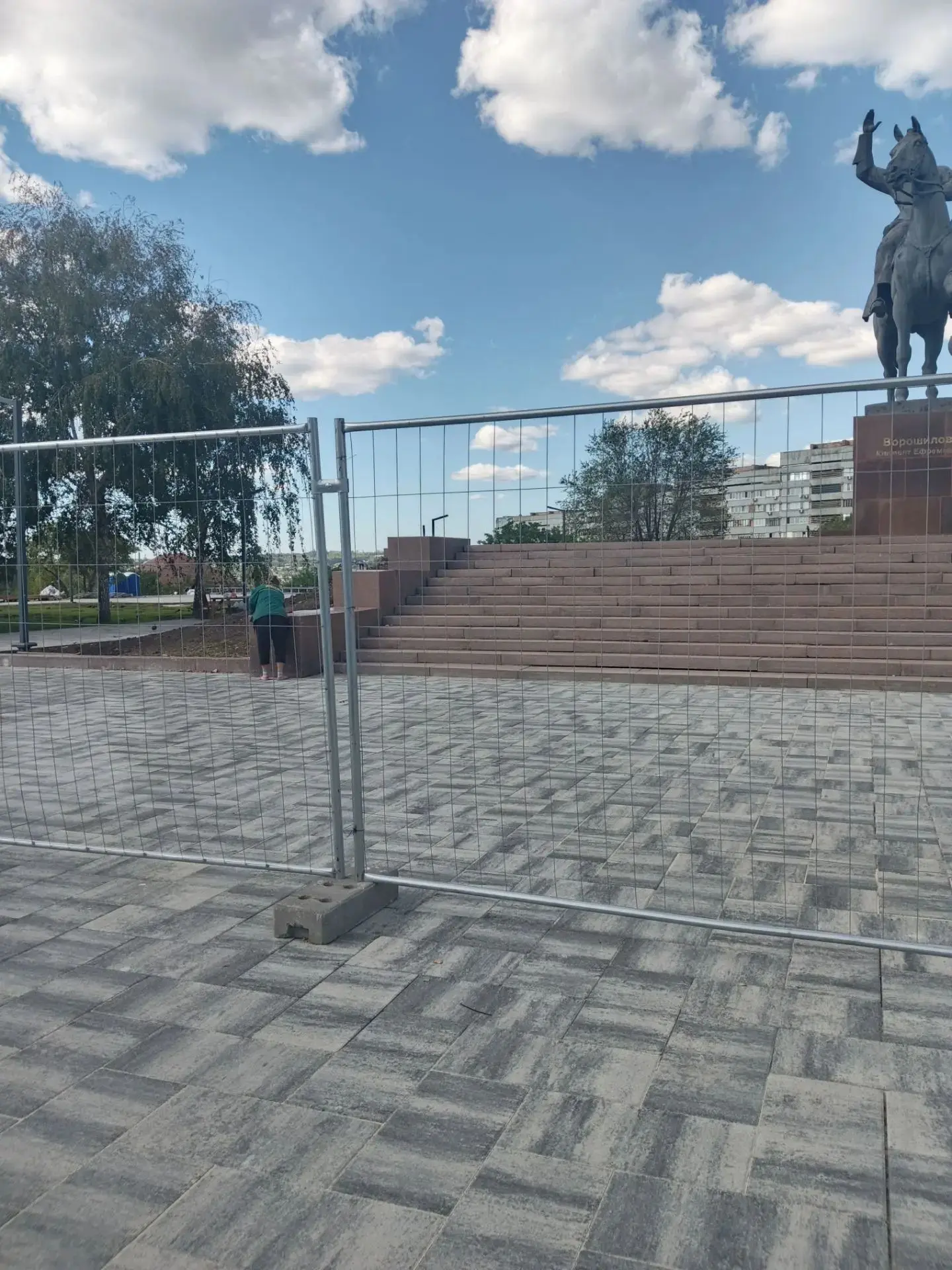 🍁Специалисты "Луганского комбината зеленого хозяйства и благоустройства" проводят рабо...