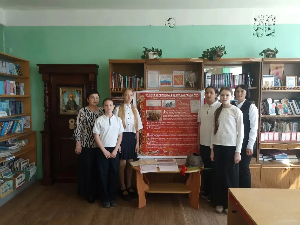 К 9 Мая в библиотеке МОУ «Большепаратская СОШ»  участники детского объединения «Параты ...