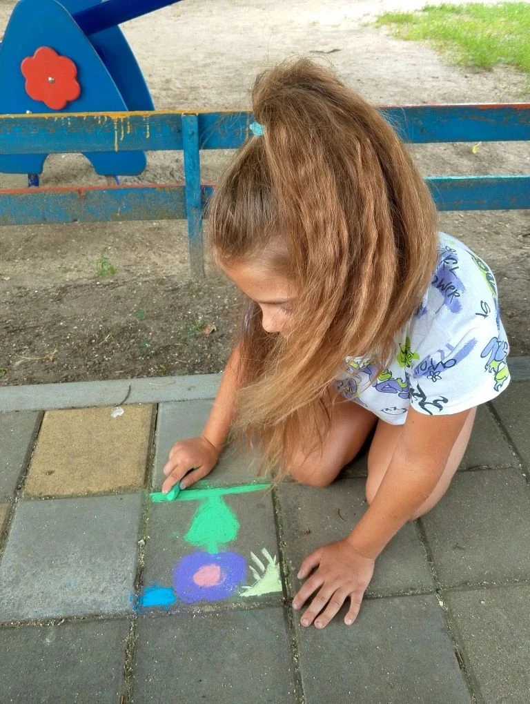 Сегодня — особенный день: Всемирный день рисования мелками на асфальте! 🌞🎨

👍Это не просто развле