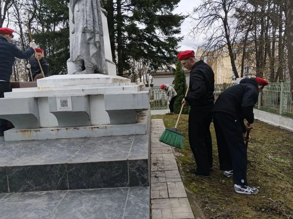 🌟 Юнармейцы нашей школы привели в порядок территорию памятника «Скорбящая женщина и во...