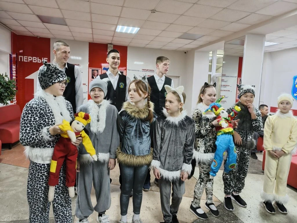 ✨ 27 марта — День театра! ✨  С самого утра в холле лицея царила настоящая творческая атмосфера! 🎭 Вс