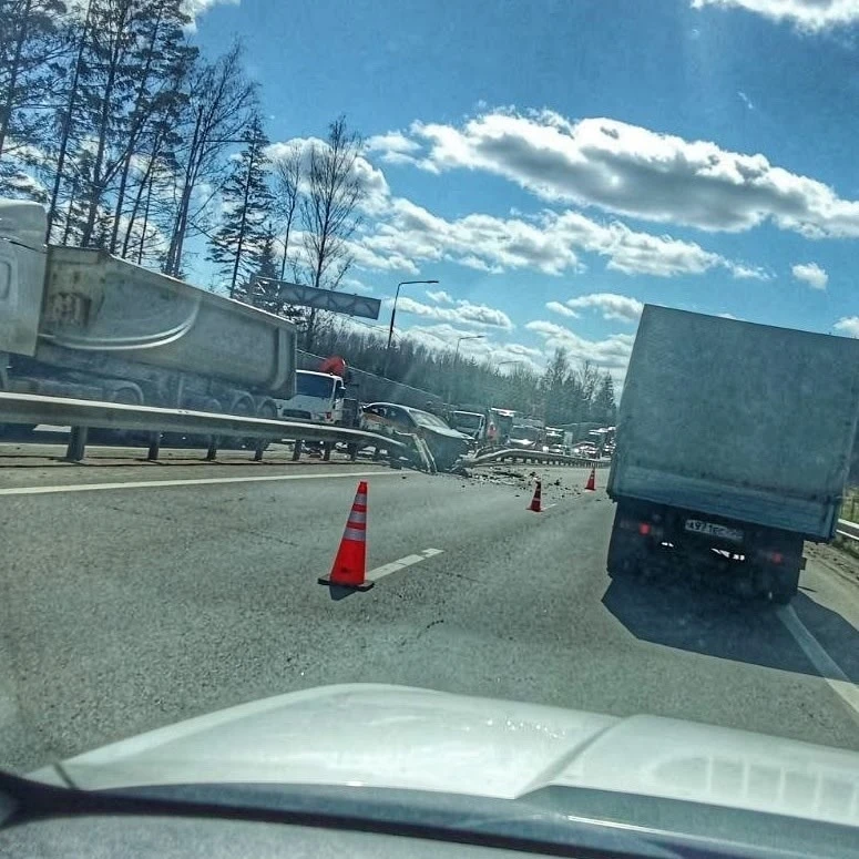 🚖 Автомобиль сервиса Яндекс Такси протаранил отбойник на участке ЦКАД под Новорижским шоссе.