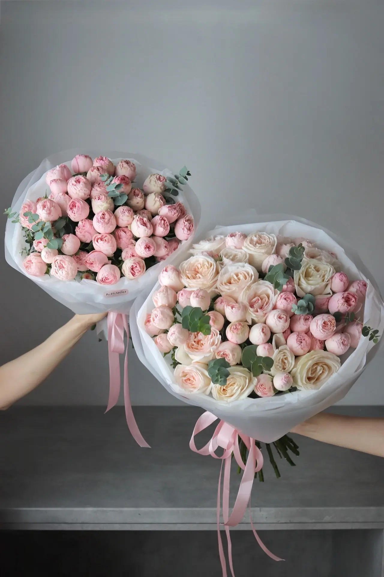 Онлайн-витрина 💞
1. Ароматные букеты из пионовидных роз 6.000₽ и 11.000₽
2. Яркий букет из роз и ди