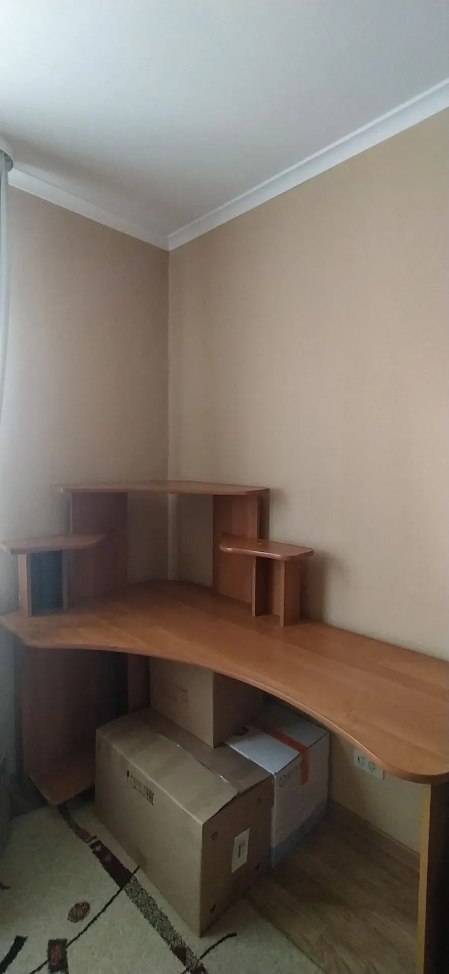Продам стол компьютерный - 3000р., шкаф-секретер -10000р., тел. 89145858607