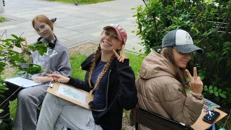Друзья, продолжаем делиться с вами фотографиями с пленэра. ☀🌳🌸

🏠 На этот раз мы заглядываем на з