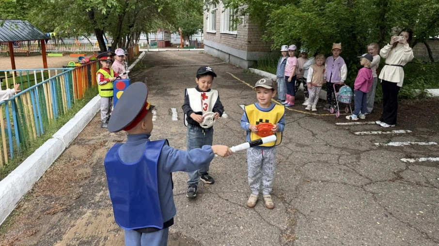 Правила поведения на дороге - важная часть воспитания безопасного поведения. Дошкольники лучше усваи