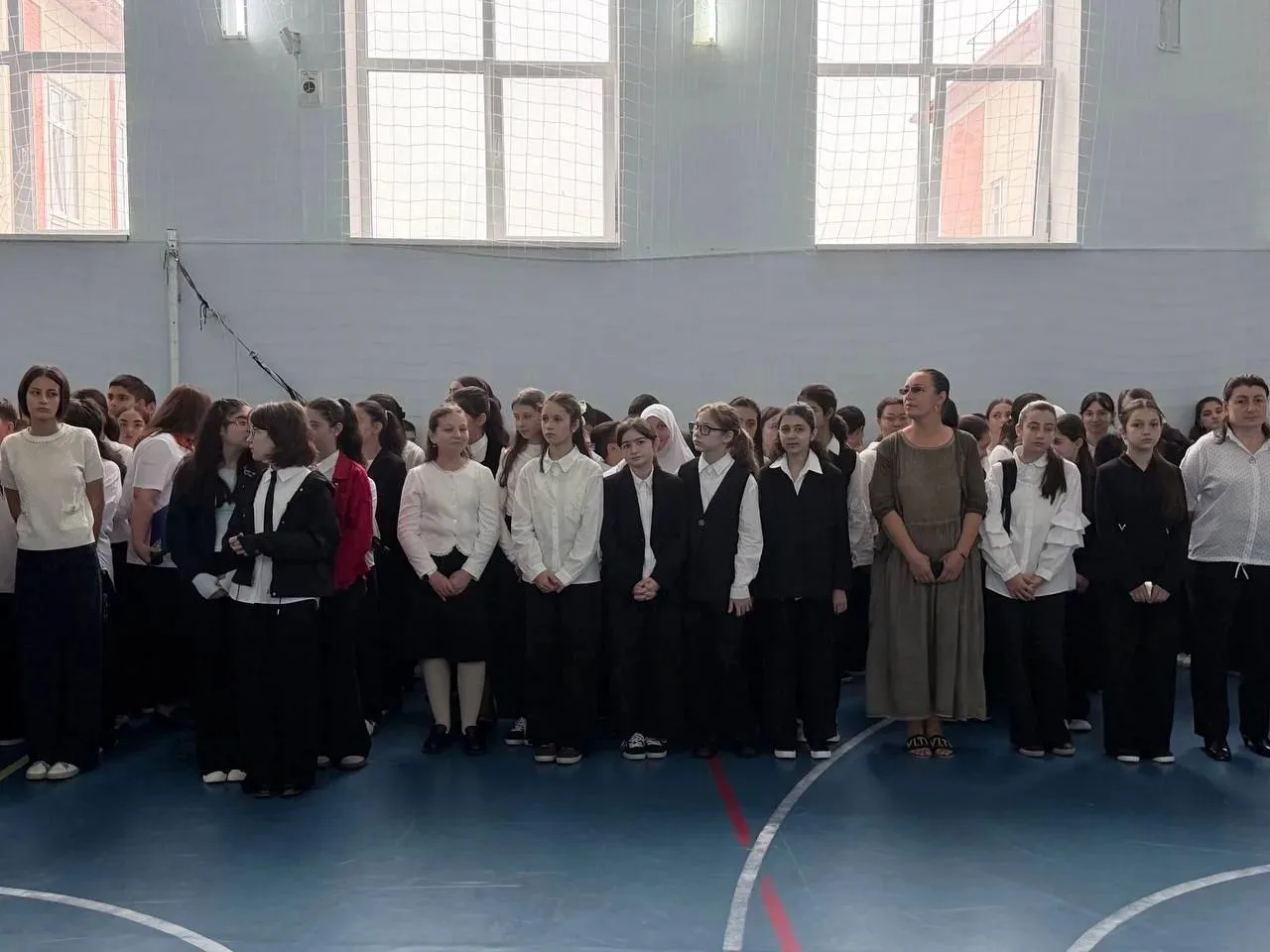 🏫В нашей школе прошла линейка, посвященная поднятию флагов и исполнению гимнов Российс...