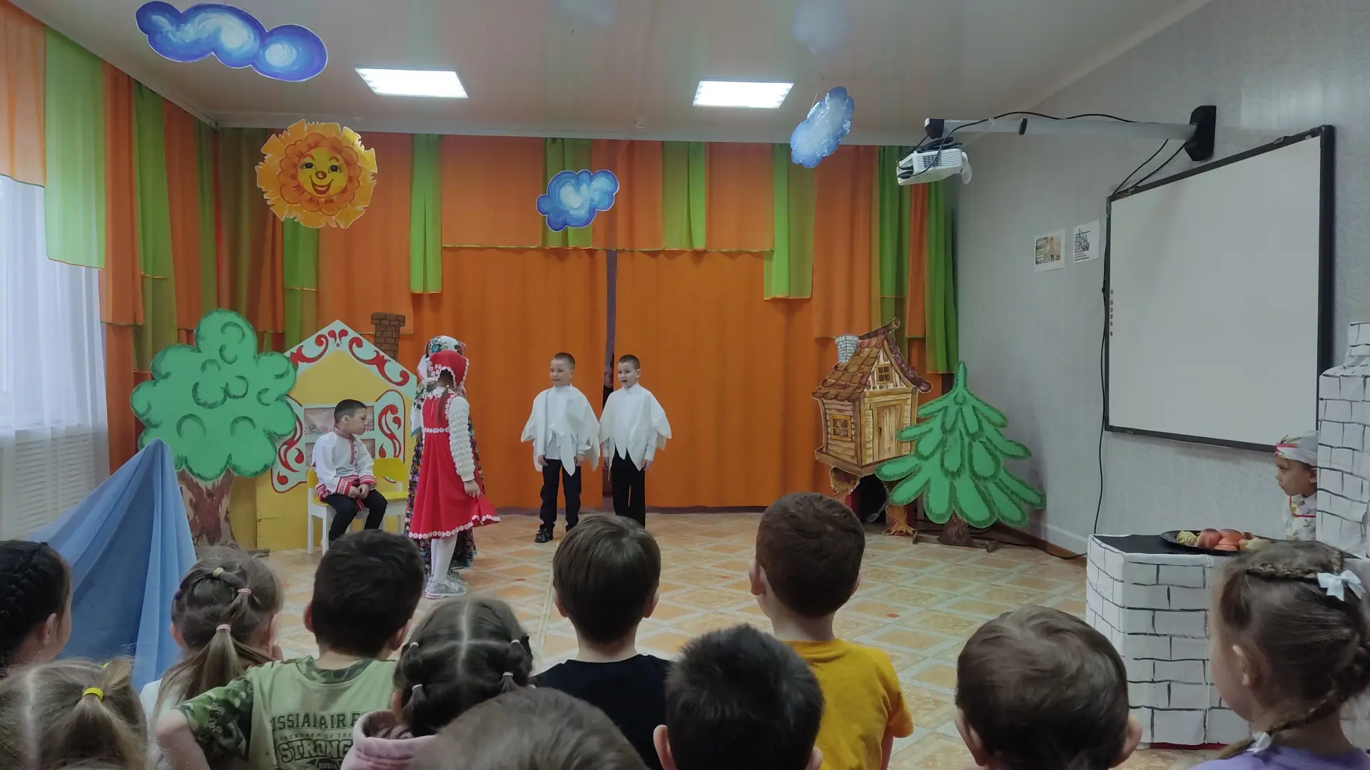13 и 14 мая в музыкальном зале детского сада "Радуга" состоялась премьера сказки "Гуси-...