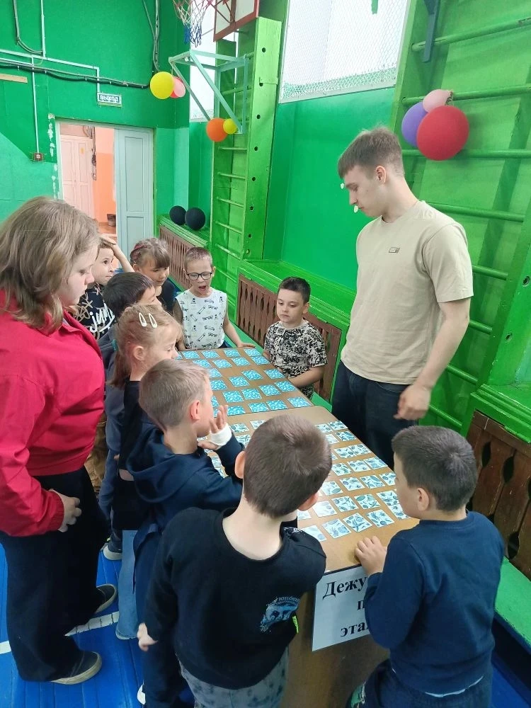 💙 За каждым ярким лагерным днём стоят они — наши помощники вожатых! 💙

Когда дети весело играют, у