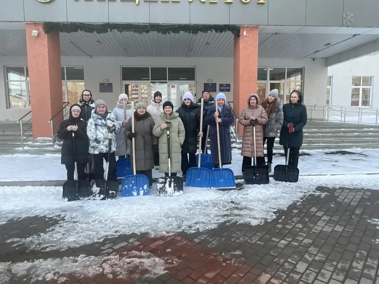 Сотрудники лицея сегодня с большим энтузиазмом вышли на общегородской субботник и показали потрясающ