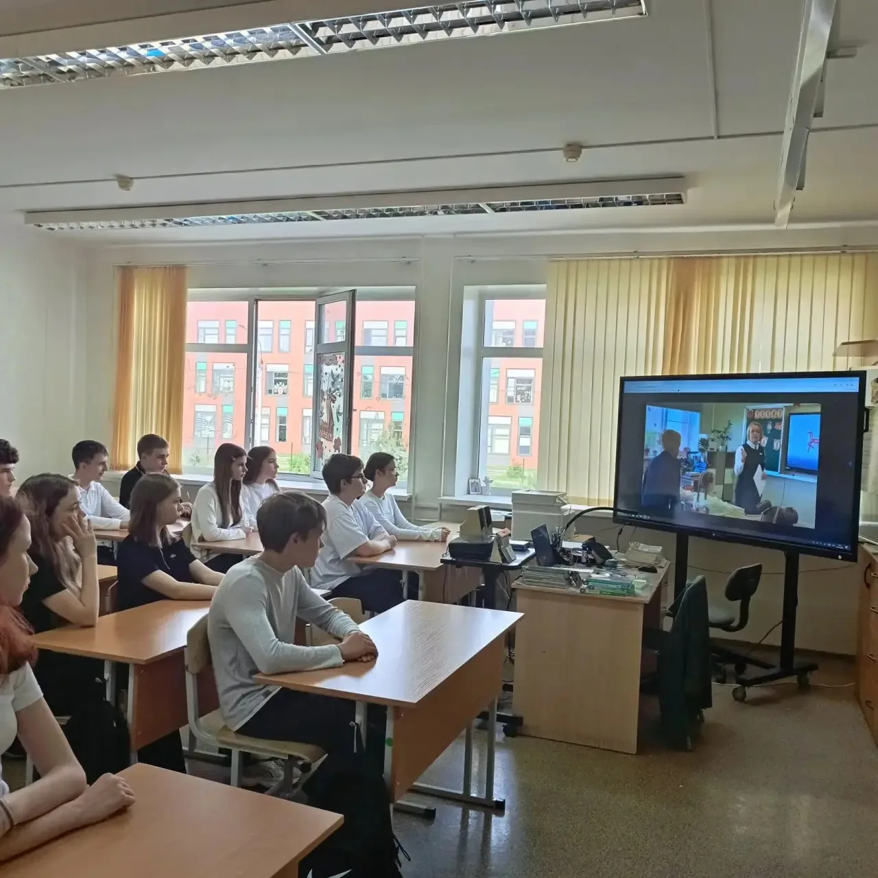 📌Солнечное утро понедельника для обучающихся Глебовской школы началось с традиционной торжественной 