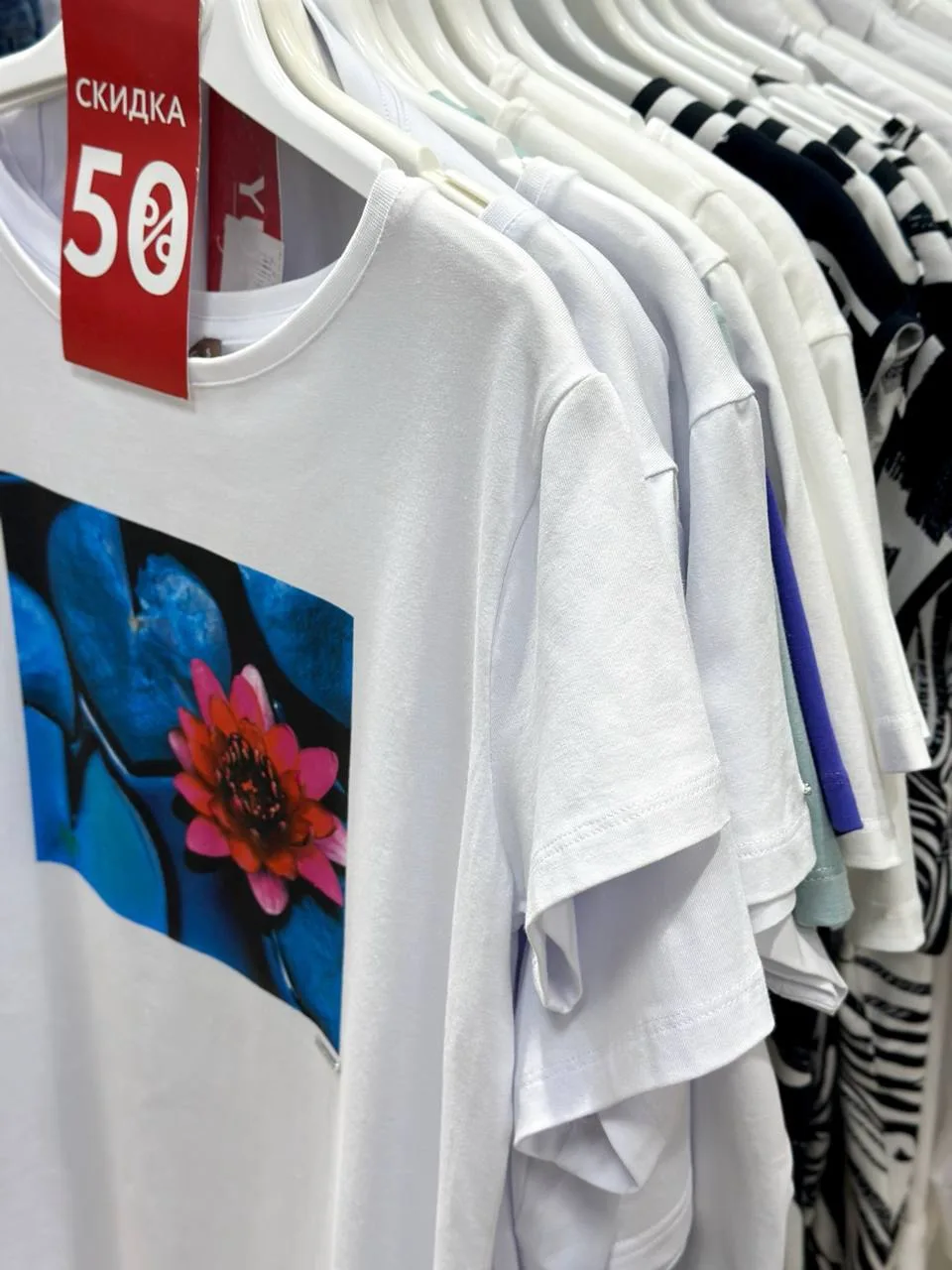 Стойка с футболками -50%