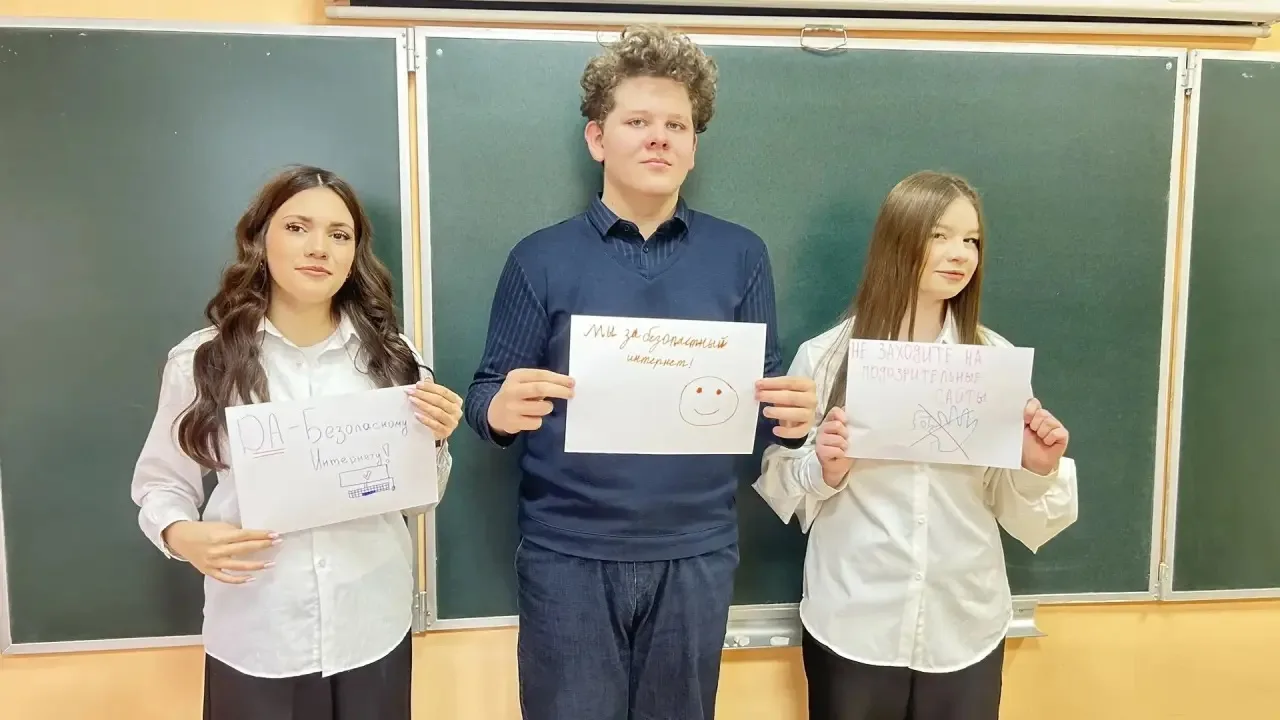 РАЗГОВОРЫ О ВАЖНОМ  🇷🇺Учебная неделя в нашей школе началась с торжественной церемонии выноса  госуда