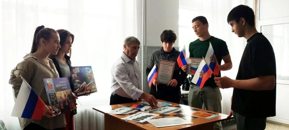 🇷🇺 В рамках Дня России работники библиотеки-филиала с.п. Приречное и Дома культуры провели познава