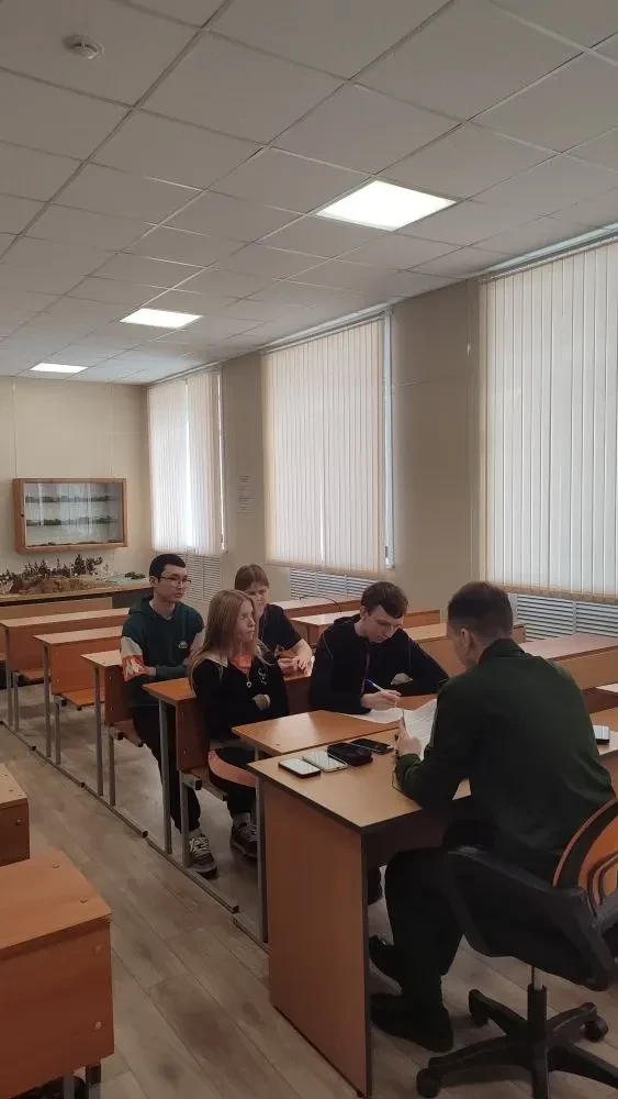 На страже Родины с юных лет: в школе №9 им. А. С. Пушкина прошел отборочный этап «Зарницы 2.0»   В н