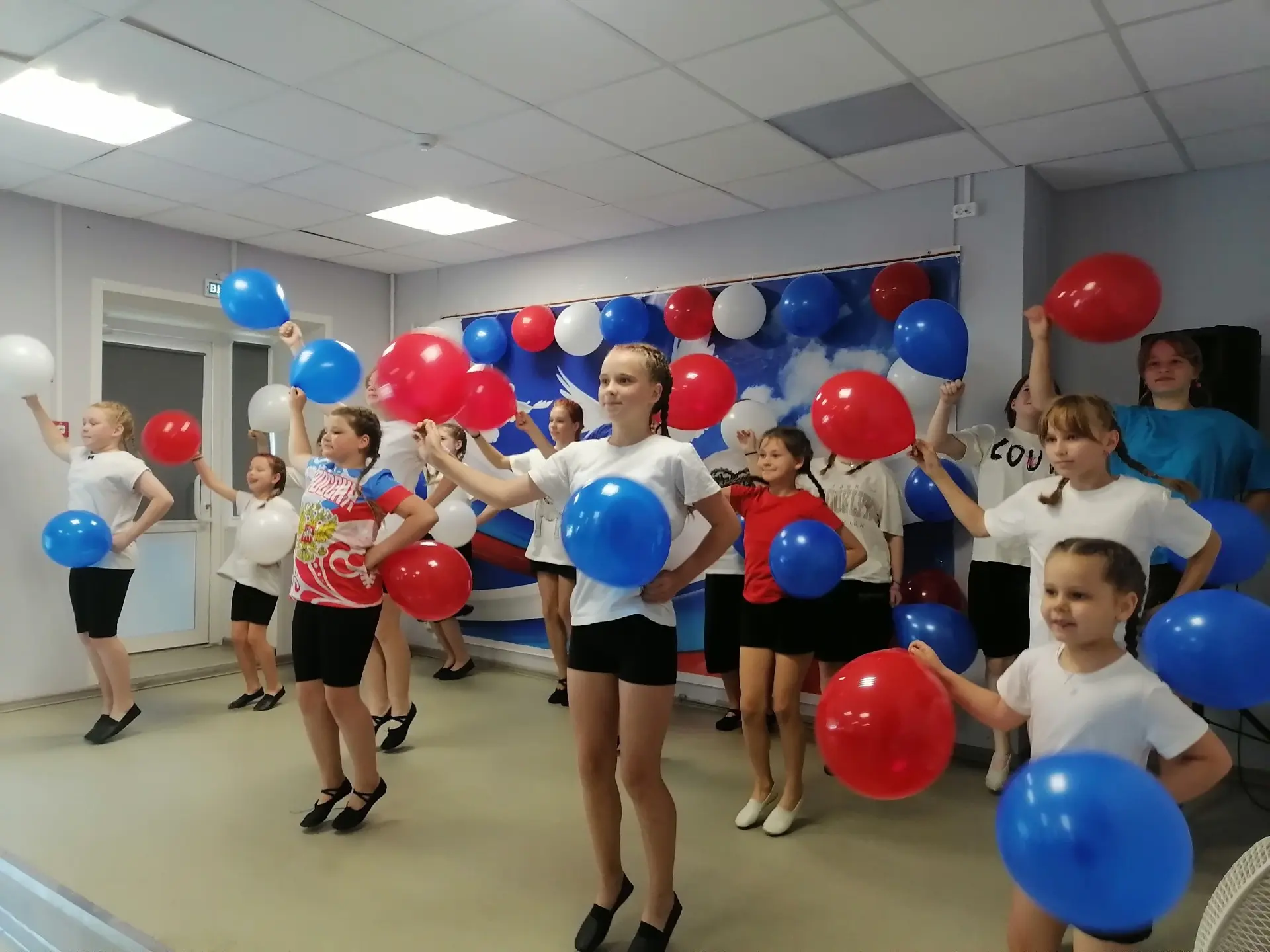 💎 День России 

В Ирдоматском клубе состоялся праздничный концерт, посвящённый Дню России!

Танцева