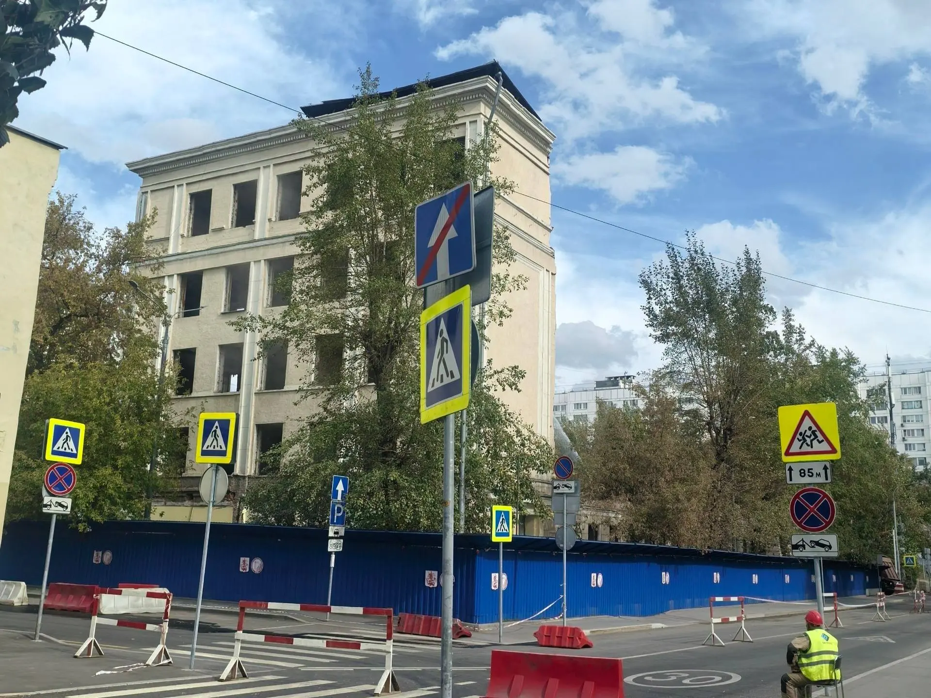 🚧 В Лефортово разбирают здание в Большом Факельном переулке