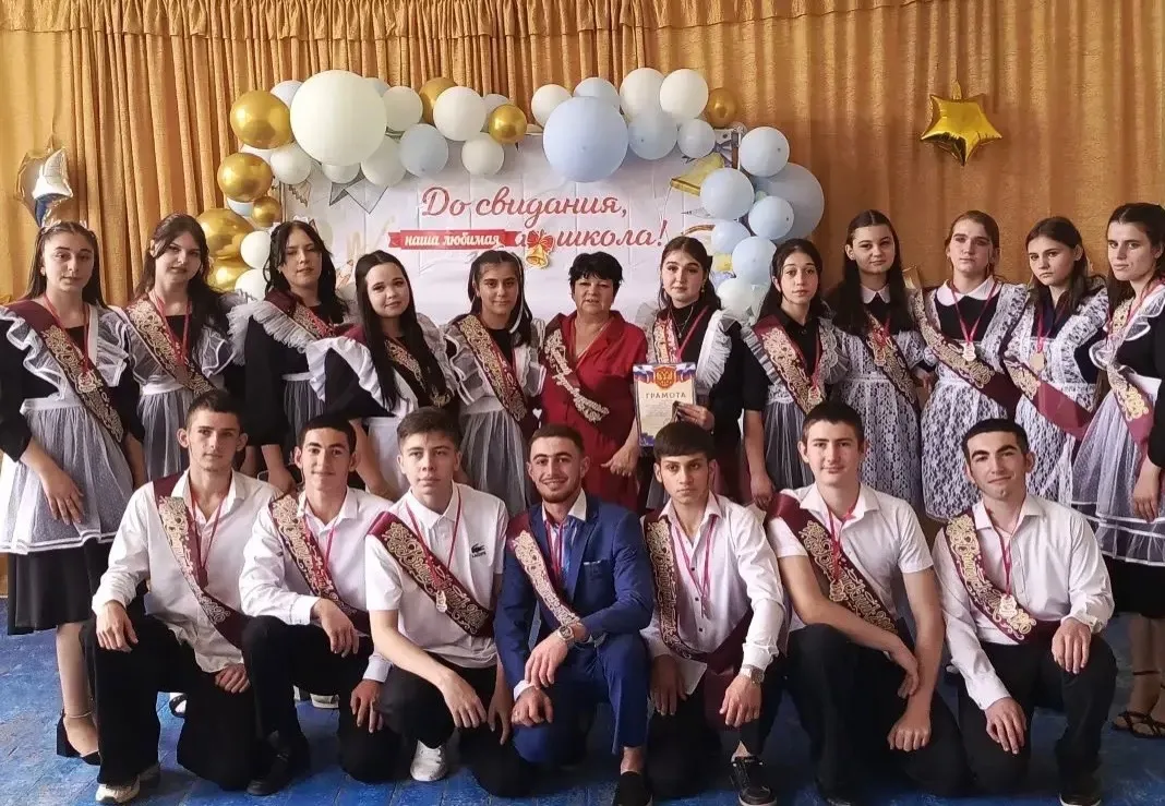 Вот и отзвенел последний школьный звонок! Мы поздравляем вас с окончанием школы. Детств...