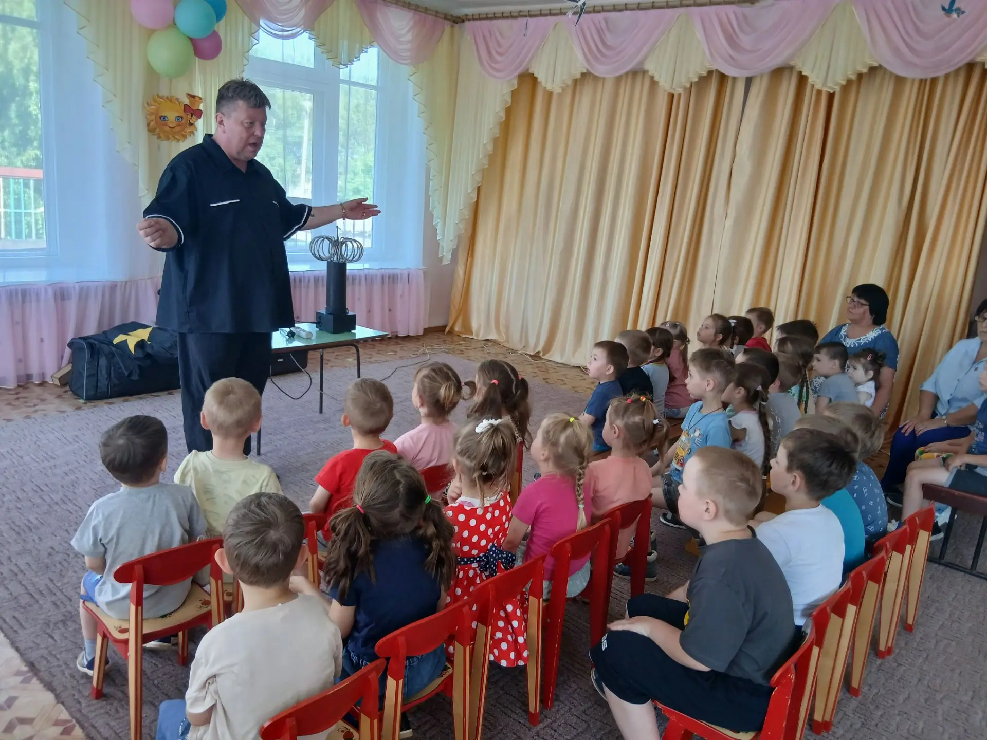 ⚡️11 июня к нам в детский сад приезжал театр с ярким шоу"Повелитель молний".Дети не только смогли ув