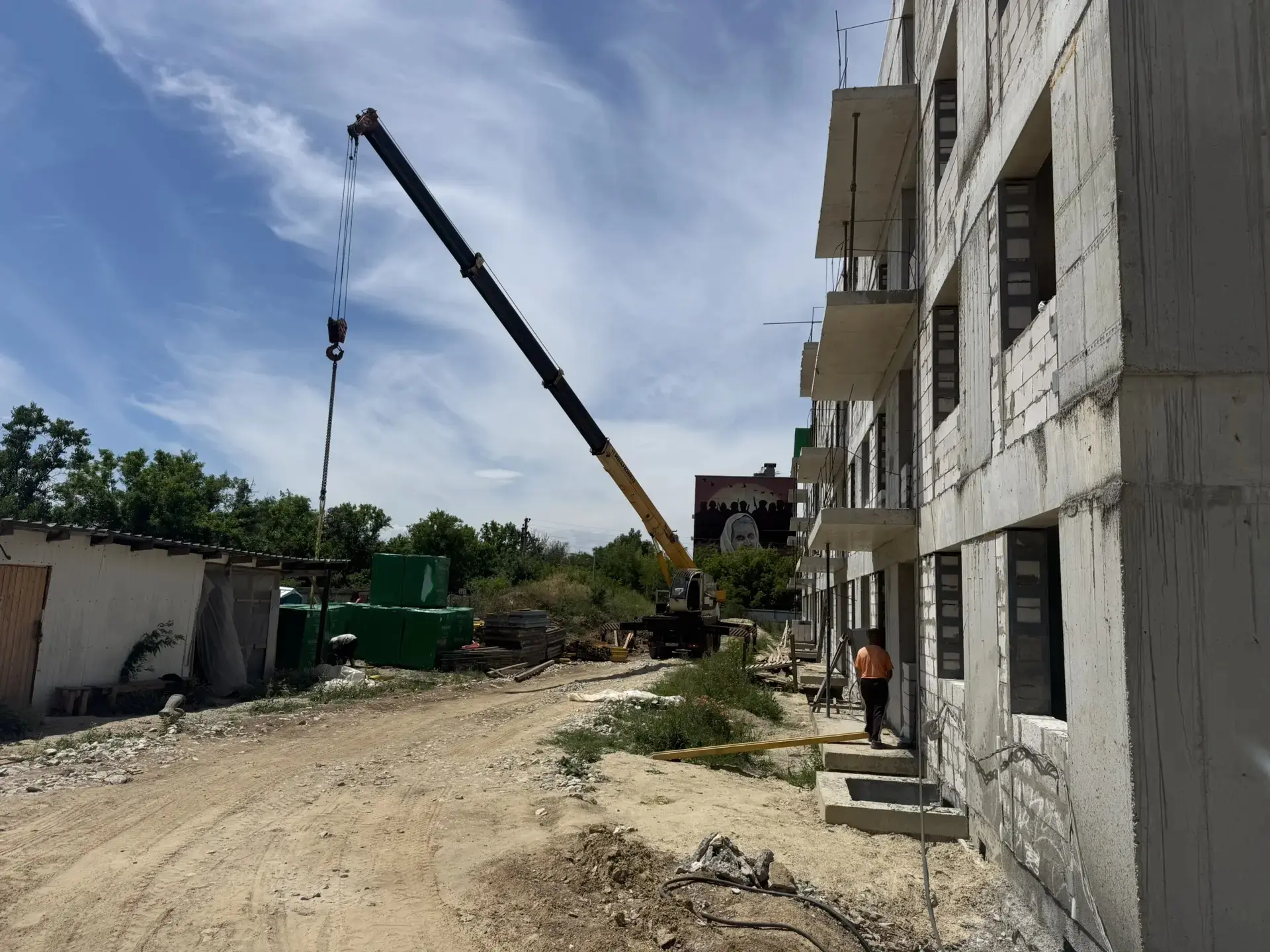 🏗️На территории посёлка Ленино по  ул. Лесная, продолжается строительство 48-квартирного жилого дом