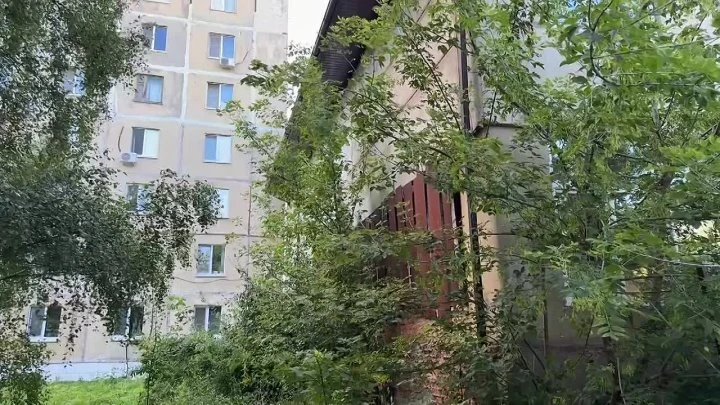 🏠 Жители Коммаша в Мценске требуют привести в порядок бесхозную пристройку