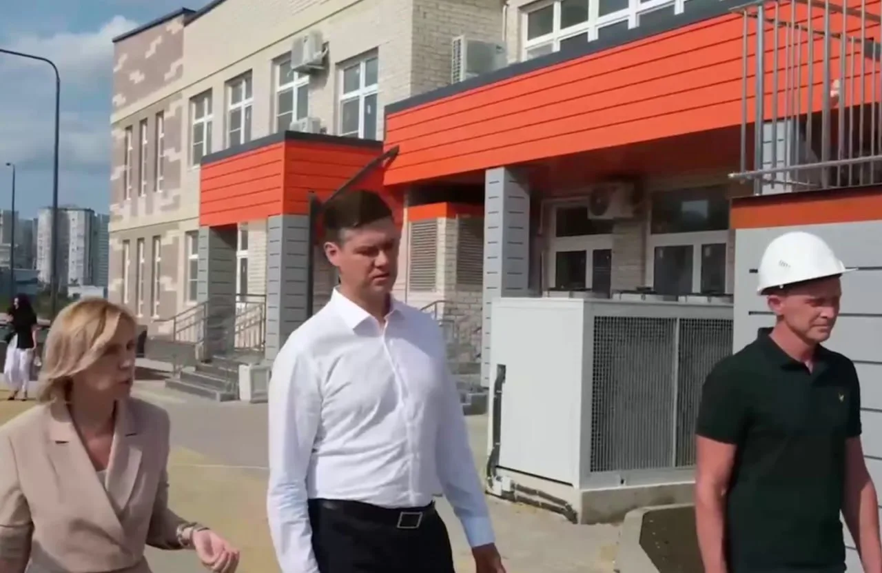 В Новороссийске по программе КРТ готовят к сдаче детский сад

В Южном районе города активно строится