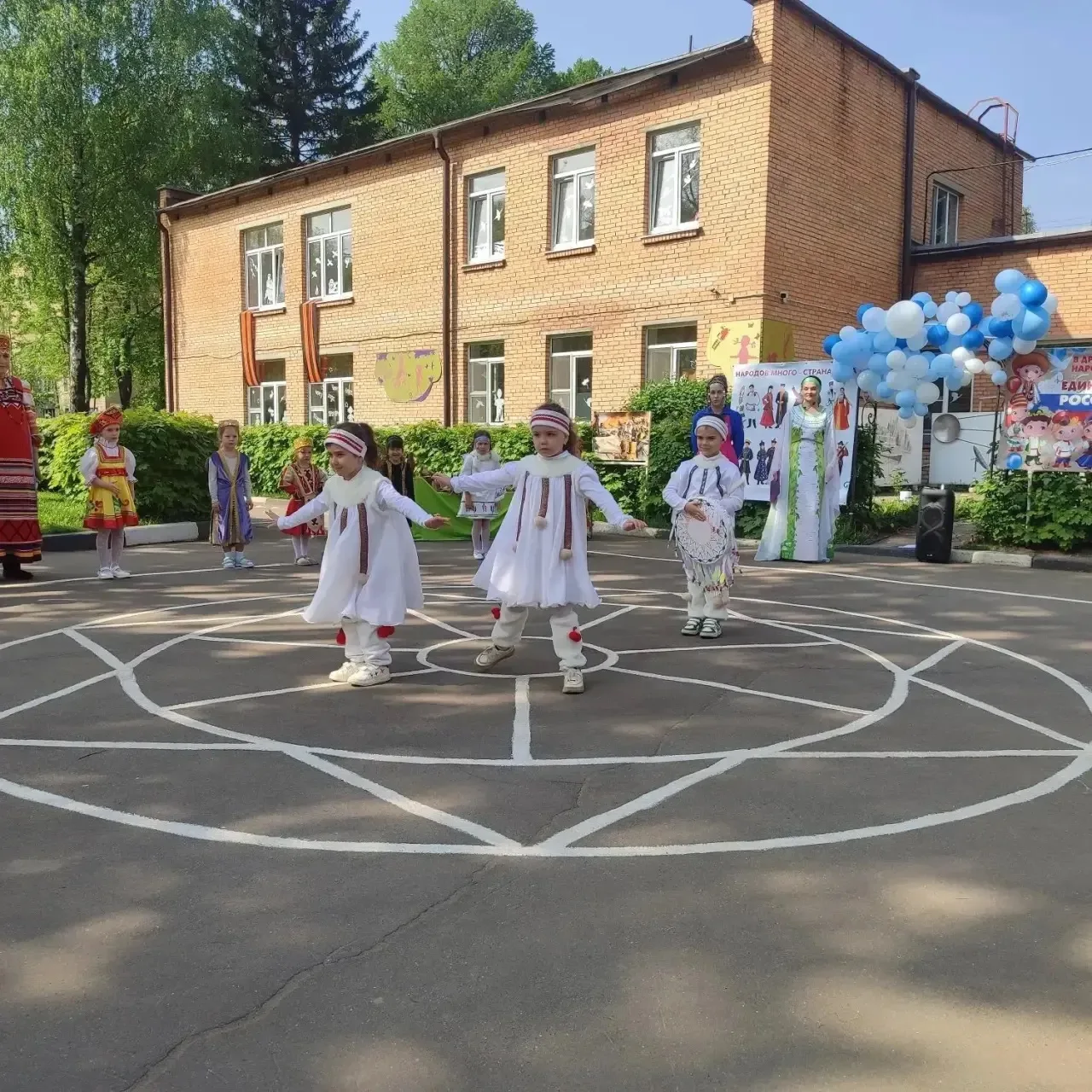 МИР  МАЙ ТРУД  Замечательная идея - объединить Первомай с народными традициями! Сегодня мы перемести