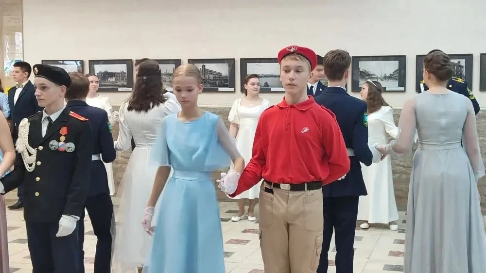 💐Спускается с небес вечерняя прохлада. Спешат цветы из сада во дворец. Две розы, рядом трон, мерцает
