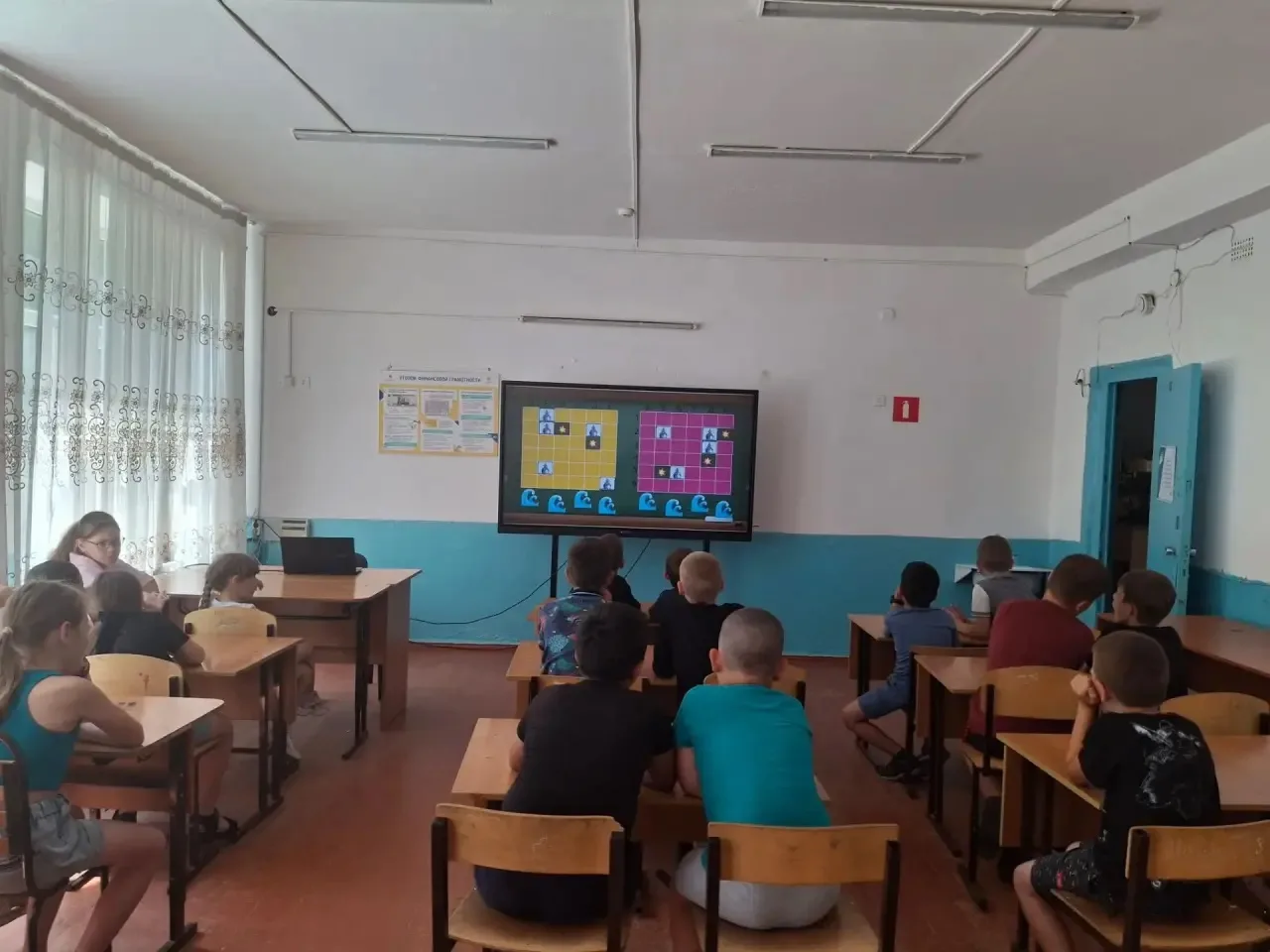 В отряде «Солнышко» ☀️ сегодня — морское сражение с танцами! 
Мальчики против девочек в «Морском бое