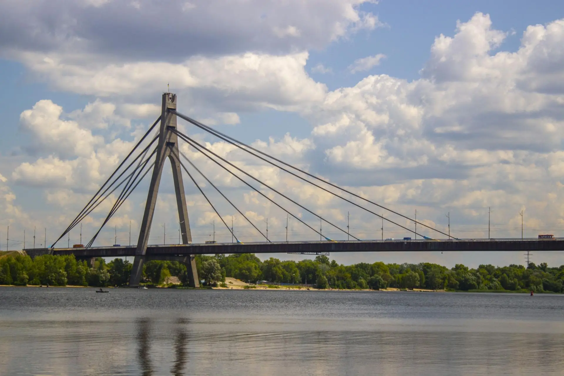 Чем и как можно разрушить мосты в Киеве?