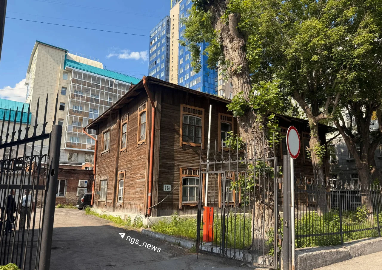 Столетнее здание на Свердлова, 19 собираются снести.

По разным оценкам, дом построили в 1920 или 19