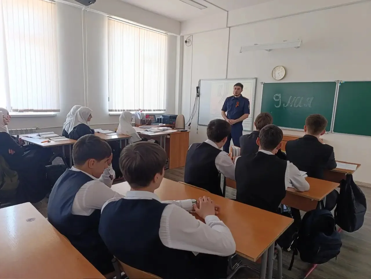 Следователь следственного отдела по Шелковскому району Ибрагим Исайев провел для старше...