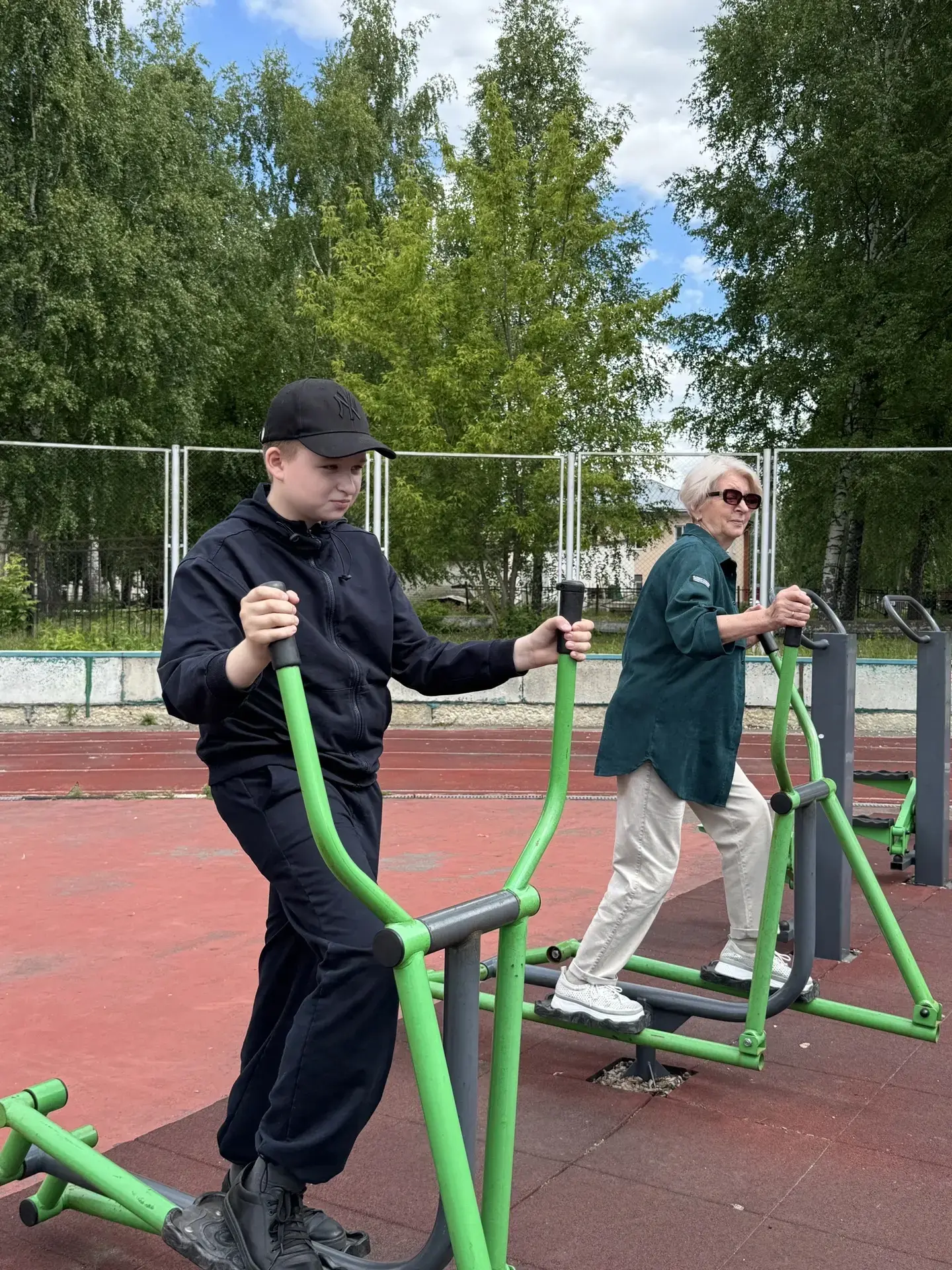 ☀️ Утренний распорядок в юнармейском лагере: день начался с энергичной зарядки — ребята...